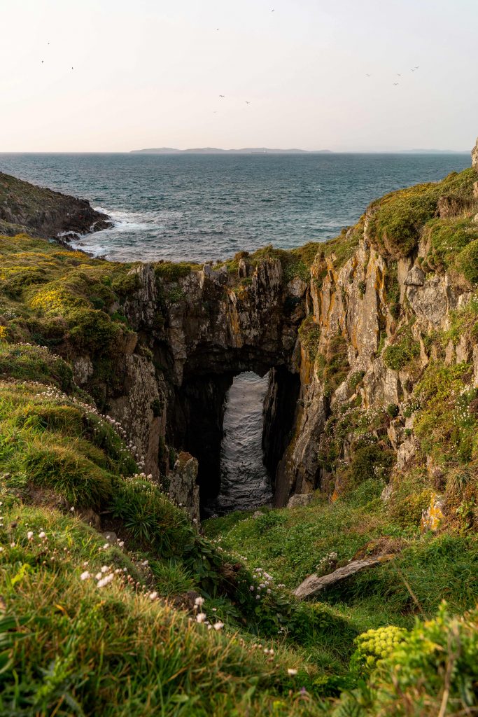 Paisaje con arco de roca y mar atardeciendo en Cabo Home