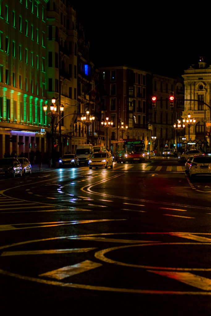 Luces de ciudad de colores en una avenida de Bilbao