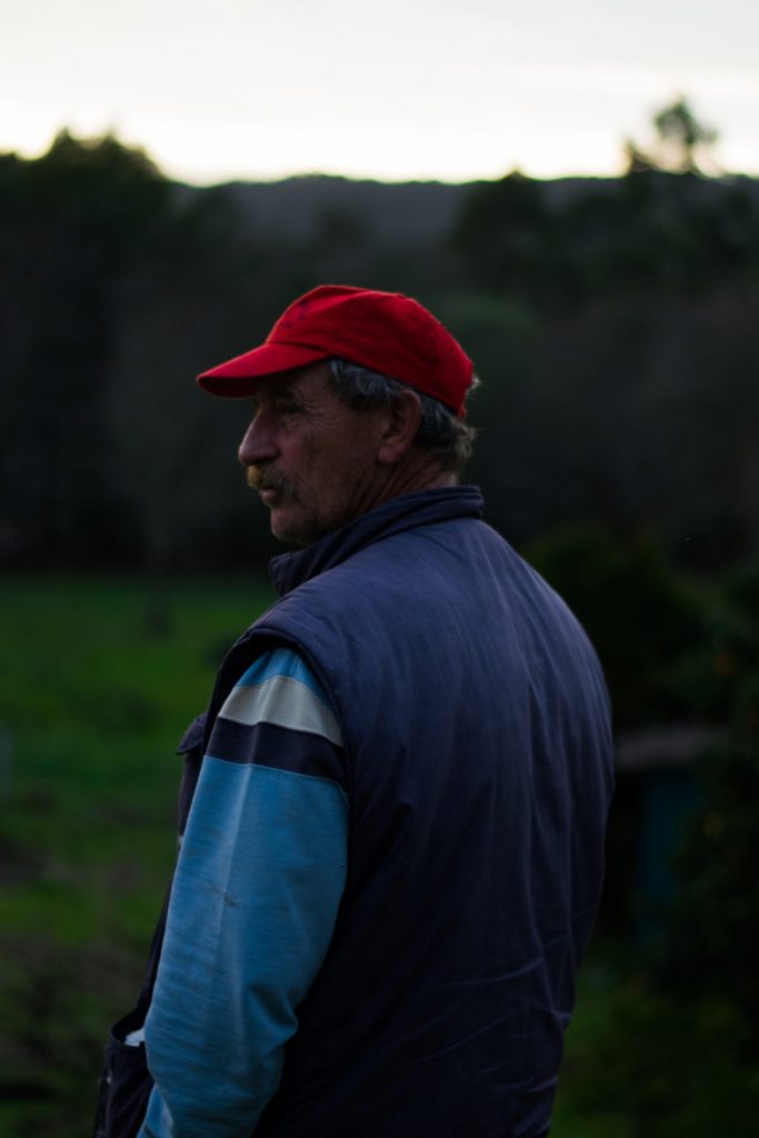 Retrato agricultor Rosendo González en el campo