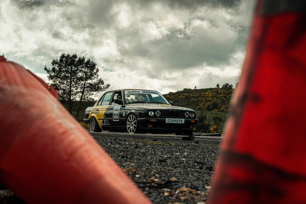 BMW de Coyote realizando drift en Circuito de