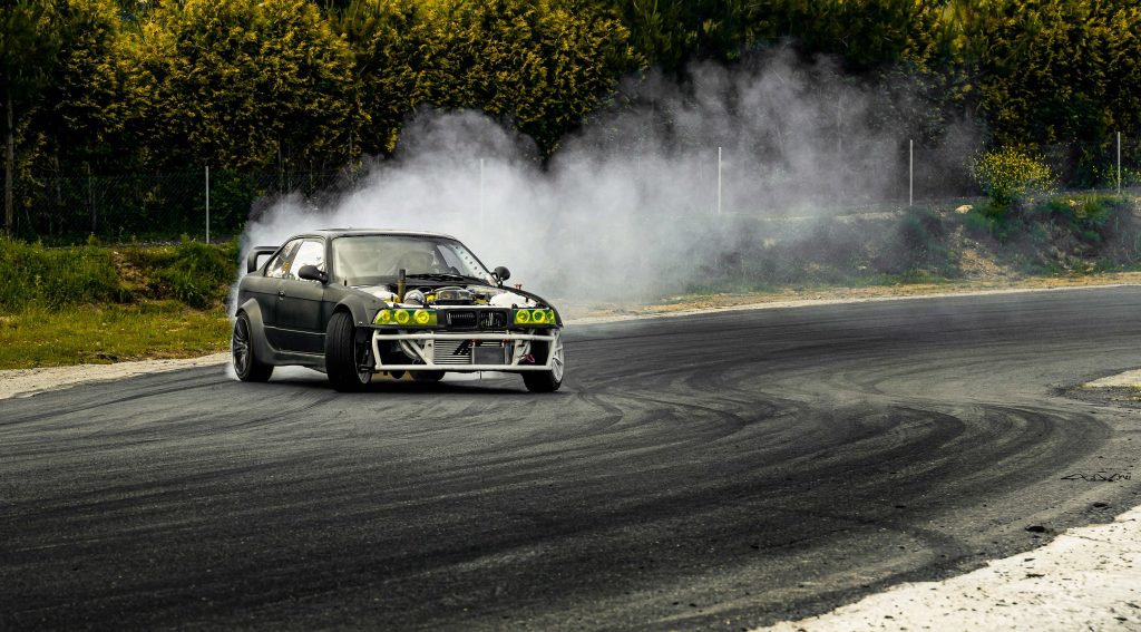 BMW E36 2JZ realizando drift en Circuito do Choqueiro