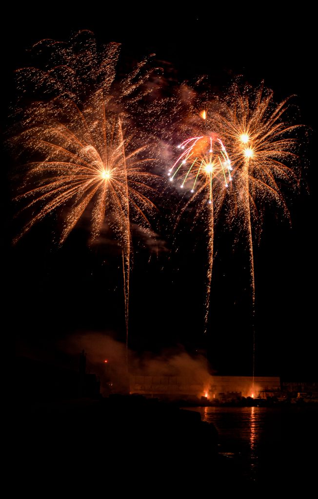 Espectáculo de fuegos artificiales en el puerto de A Guarda